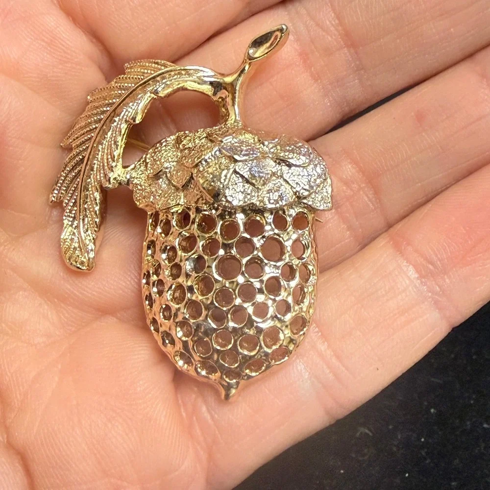 Vintage‎ Sarah Coventry Gold Tone Acorn Leaf Brooch Textured Openwork Fall Pin
